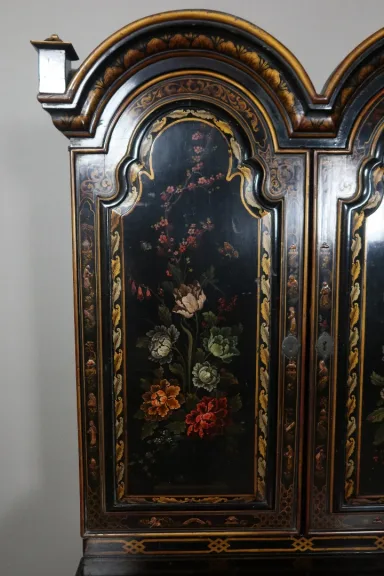 Cabinet En Laque Noire à Décor floral