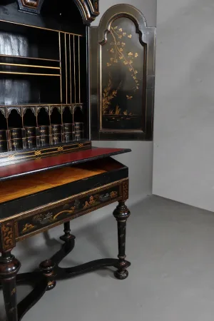 Cabinet En Laque Noire à Décor floral