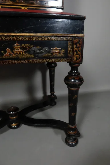 Cabinet En Laque Noire à Décor floral