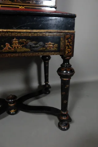 Cabinet En Laque Noire à Décor floral