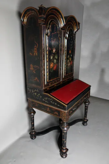 Cabinet En Laque Noire à Décor floral