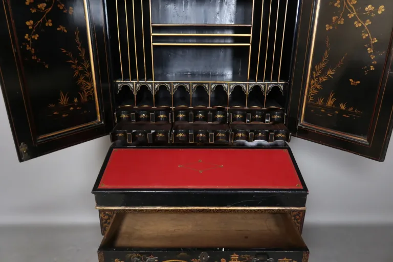 Cabinet En Laque Noire à Décor floral