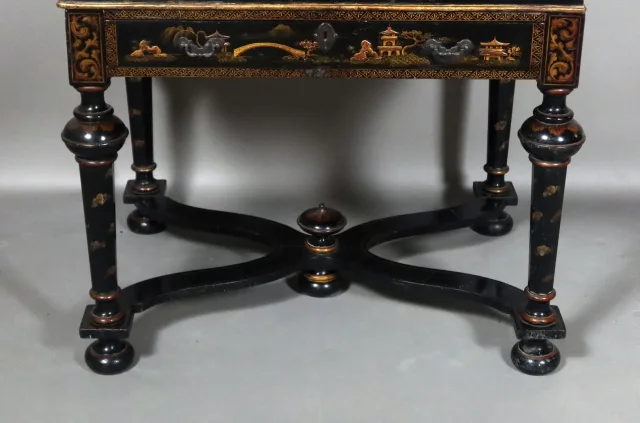 Cabinet En Laque Noire à Décor floral