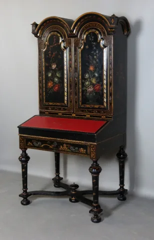Cabinet En Laque Noire à Décor floral