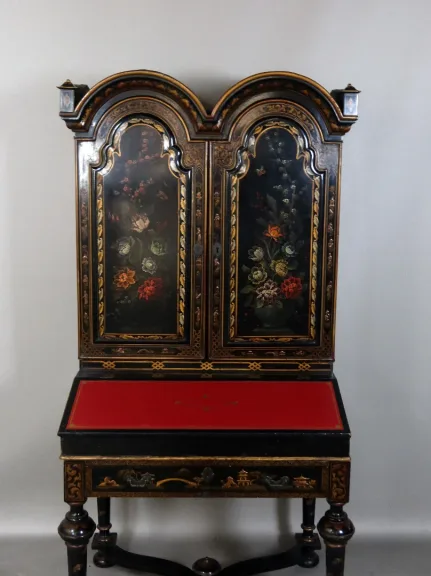 Cabinet En Laque Noire à Décor floral