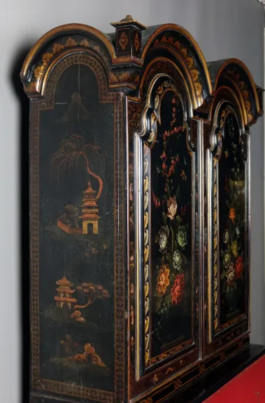 Cabinet En Laque Noire à Décor floral