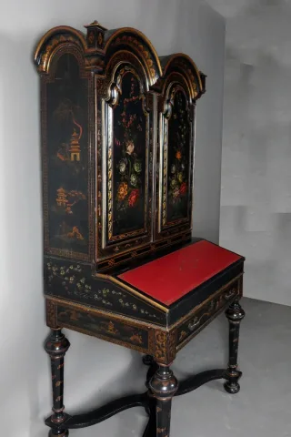 Cabinet En Laque Noire à Décor floral