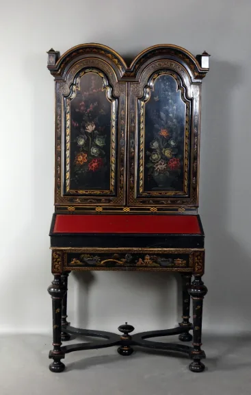Cabinet En Laque Noire à Décor floral