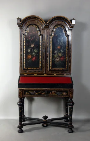 Cabinet En Laque Noire à Décor floral