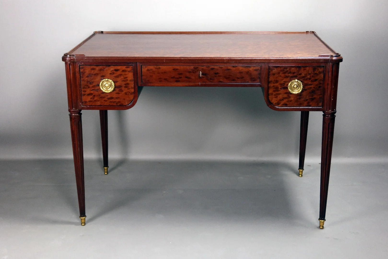 SCHREIBTISCH IM LOUIS XVI-STIL