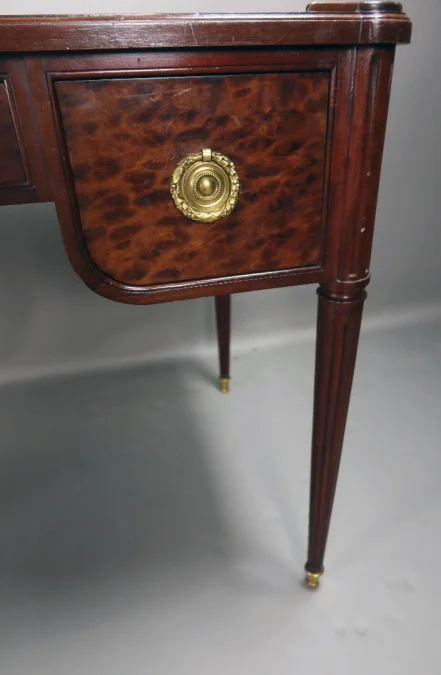 Bureau Louis XVI En Acajou Moucheté