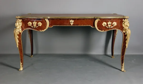 SCHREIBTISCH IM LOUIS XV-STIL