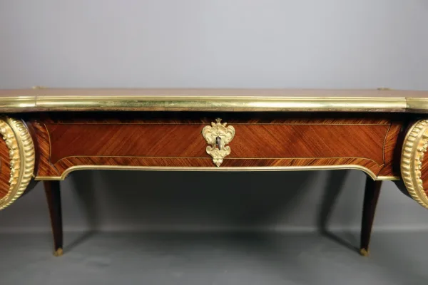 SCHREIBTISCH IM LOUIS XV-STIL