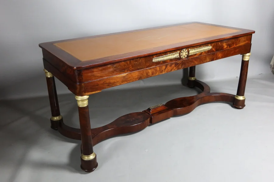 SCHREIBTISCH IM FRANZÖSISCHEN EMPIRE-STIL