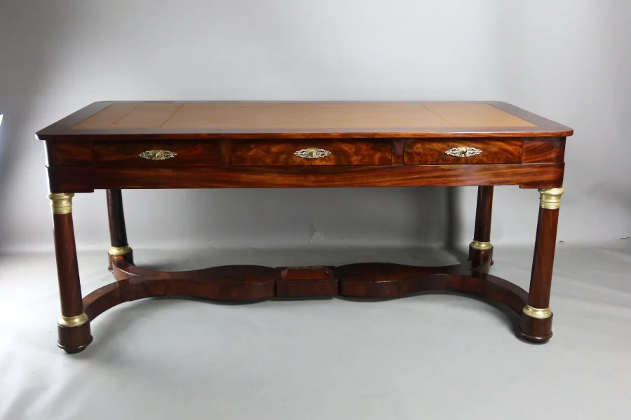 SCHREIBTISCH IM FRANZÖSISCHEN EMPIRE-STIL