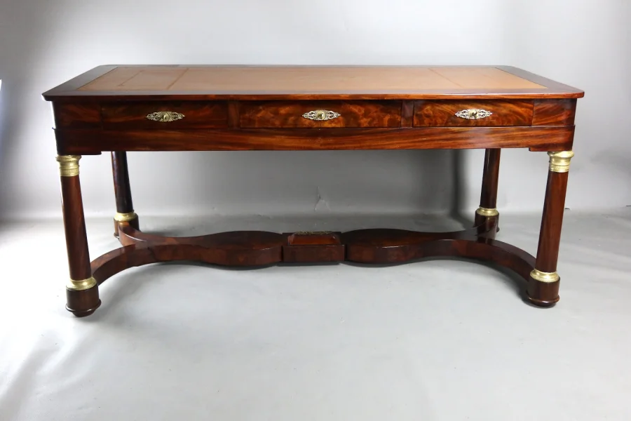 SCHREIBTISCH IM FRANZÖSISCHEN EMPIRE-STIL