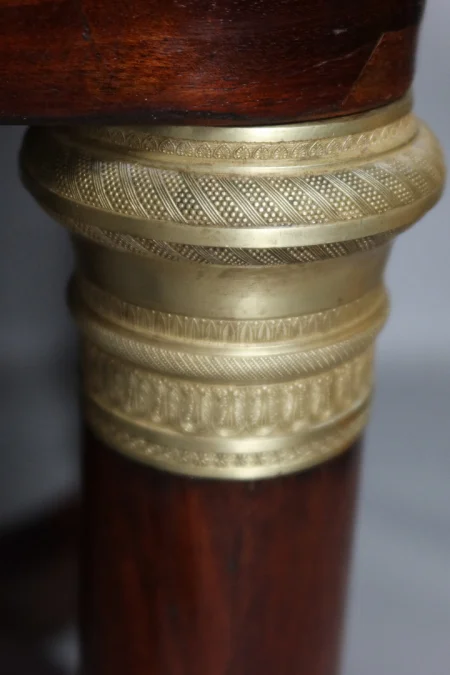SCHREIBTISCH IM FRANZÖSISCHEN EMPIRE-STIL