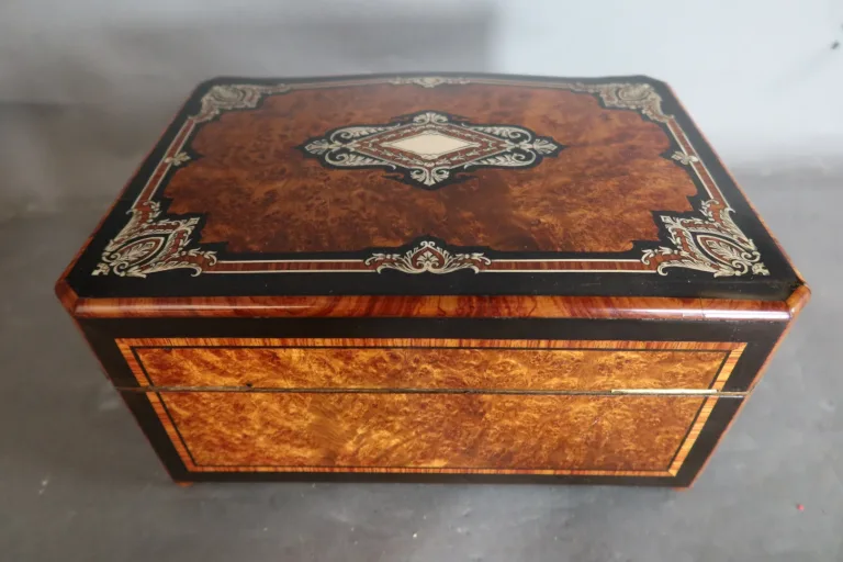 Coffret en loupe et marqueterie Napoléon III