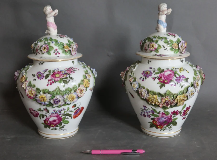 Paire de pots couverts en porcelaine Samson