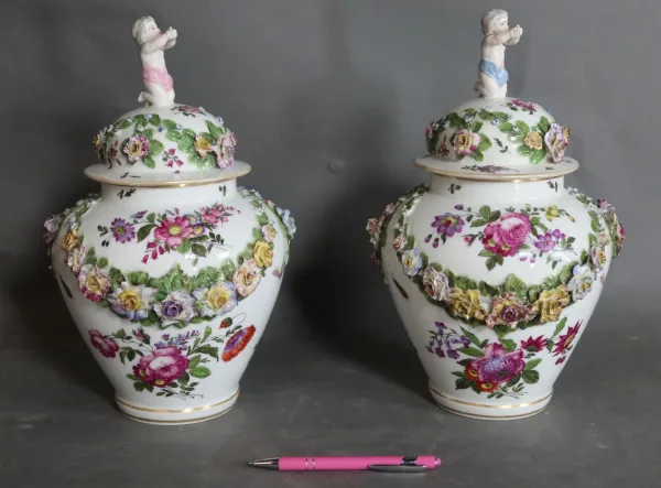 Paire de pots couverts en porcelaine Samson