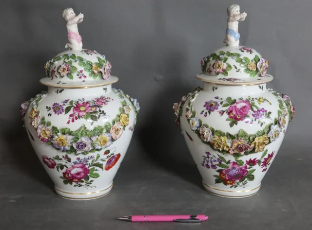 Paire de pots couverts en porcelaine Samson