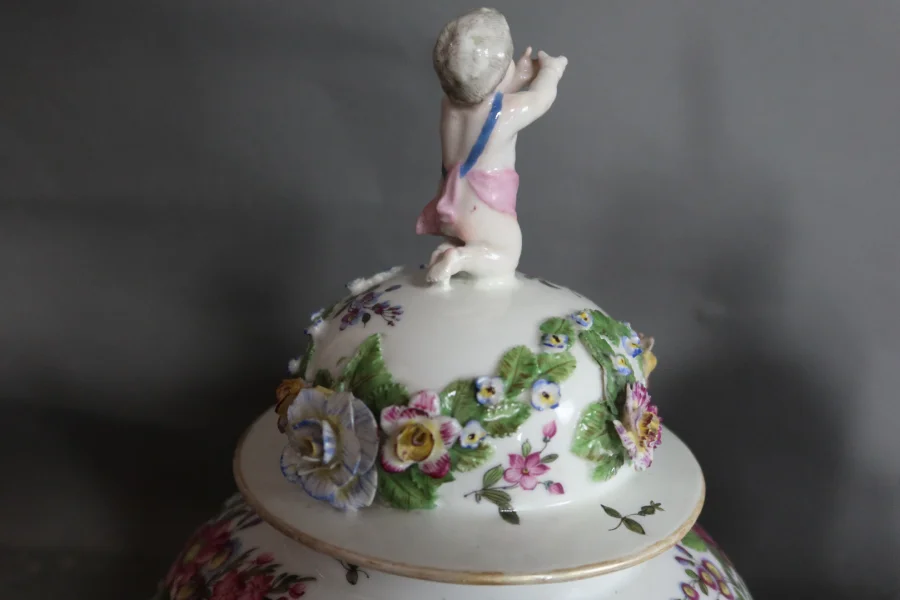 Paire de pots couverts en porcelaine Samson