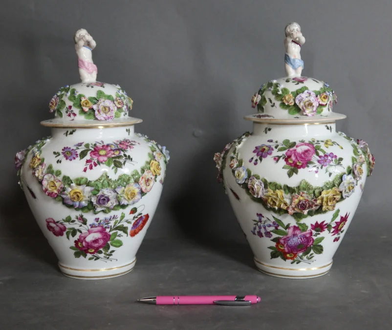 Paire de pots couverts en porcelaine Samson