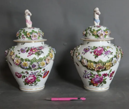 Paire de pots couverts en porcelaine Samson