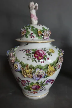 Paire de pots couverts en porcelaine Samson