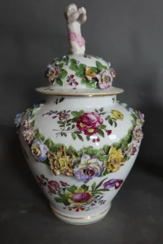 Paire de pots couverts en porcelaine Samson