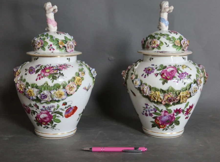 Paire de pots couverts en porcelaine Samson