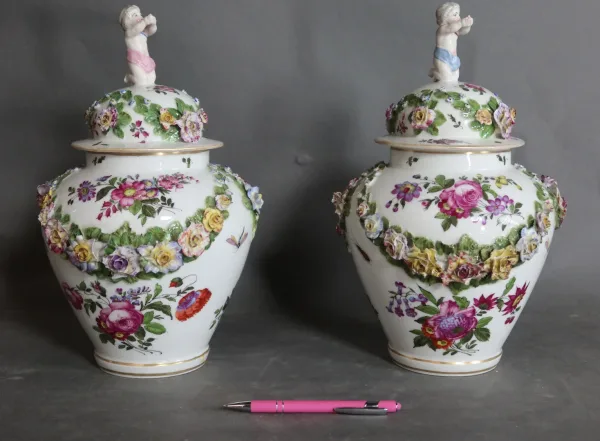 Paire de pots couverts en porcelaine Samson