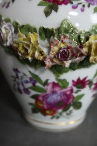 Paire de pots couverts en porcelaine Samson