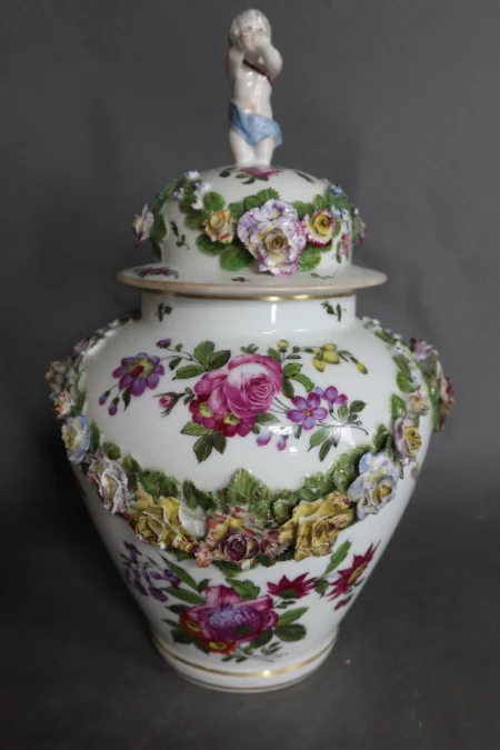 Paire de pots couverts en porcelaine Samson
