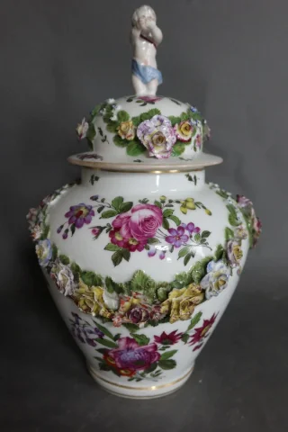 Paire de pots couverts en porcelaine Samson