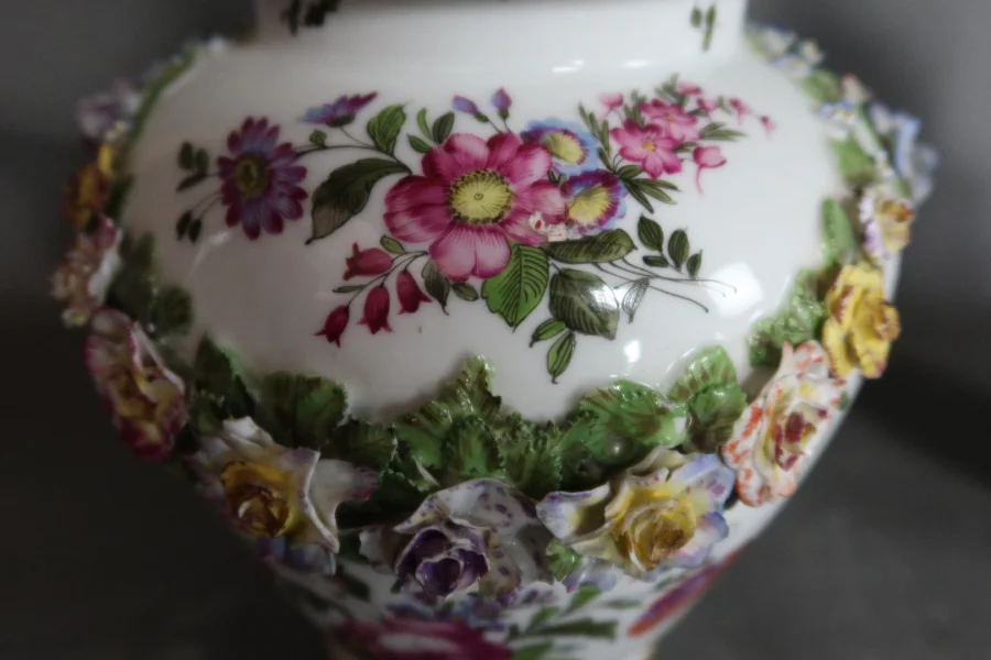 Paire de pots couverts en porcelaine Samson