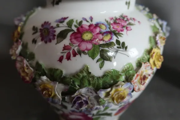 Paire de pots couverts en porcelaine Samson