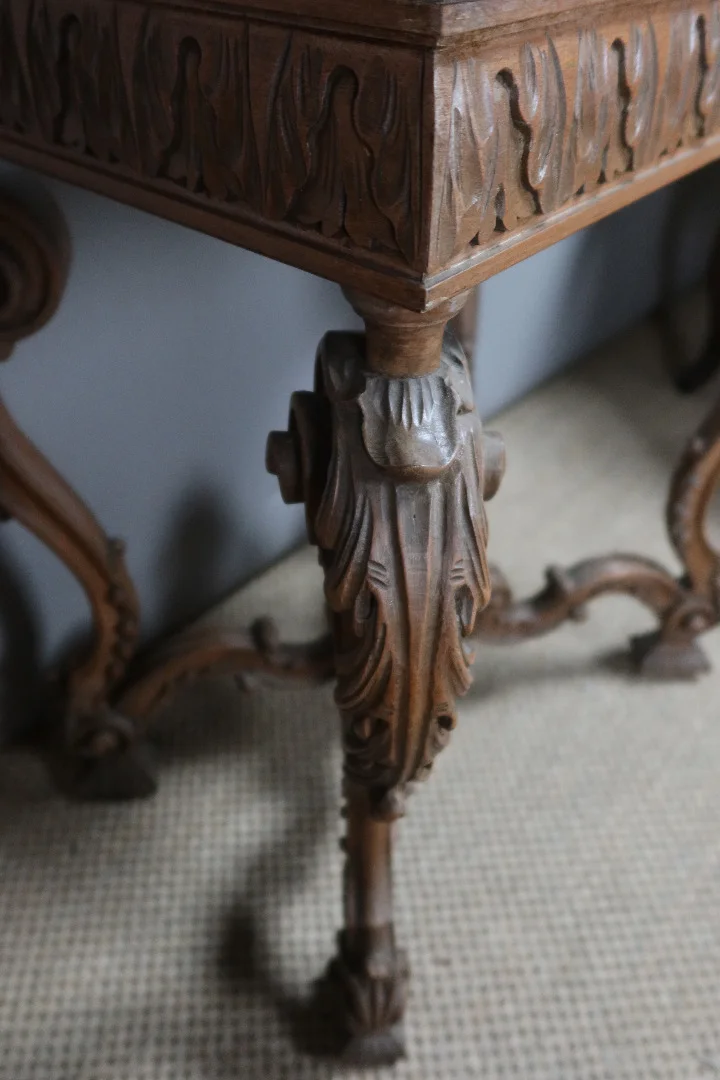Table en noyer sculpté