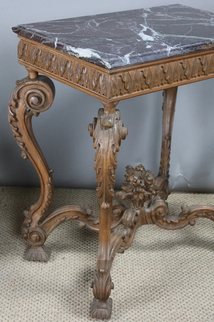 Table en noyer sculpté
