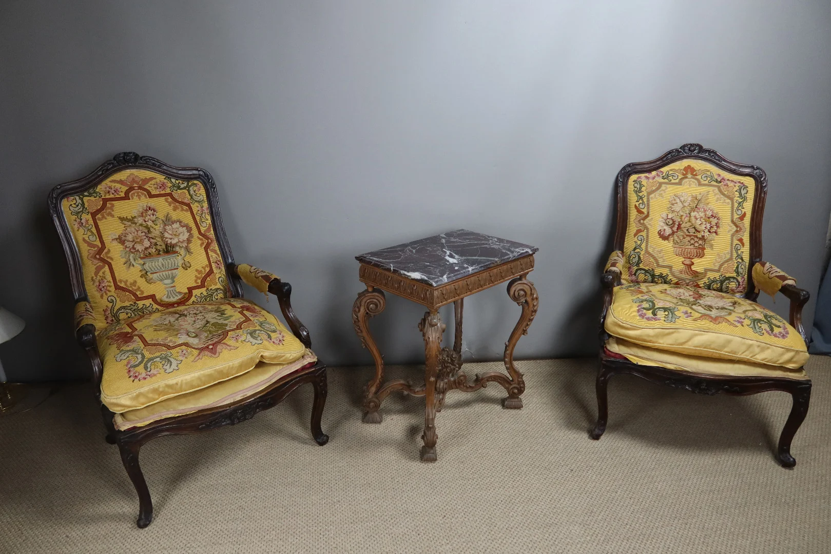 Table en noyer sculpté