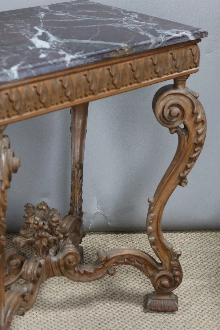 Table en noyer sculpté