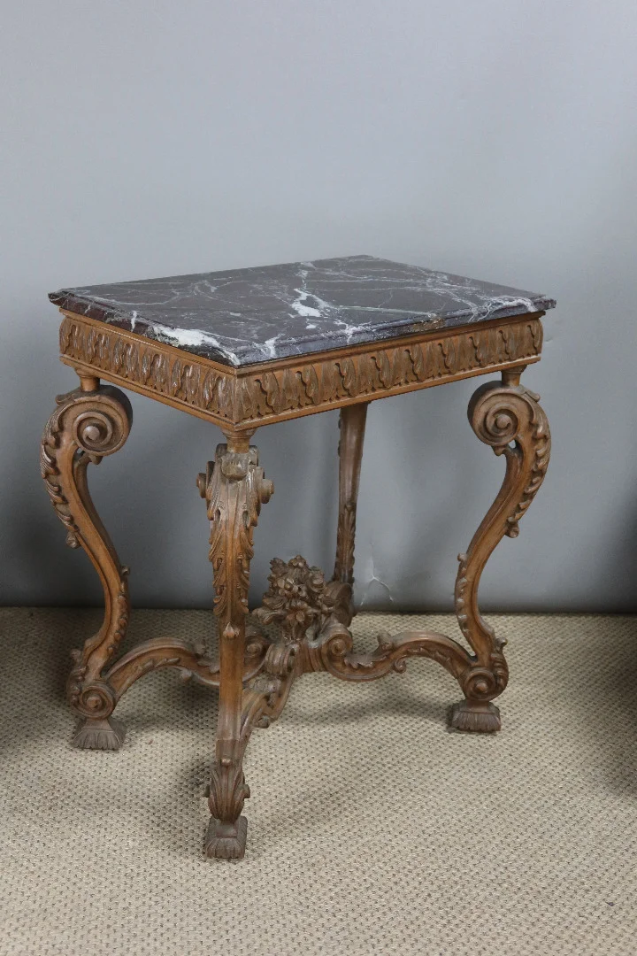 Table en noyer sculpté
