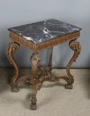 Table en noyer sculpté