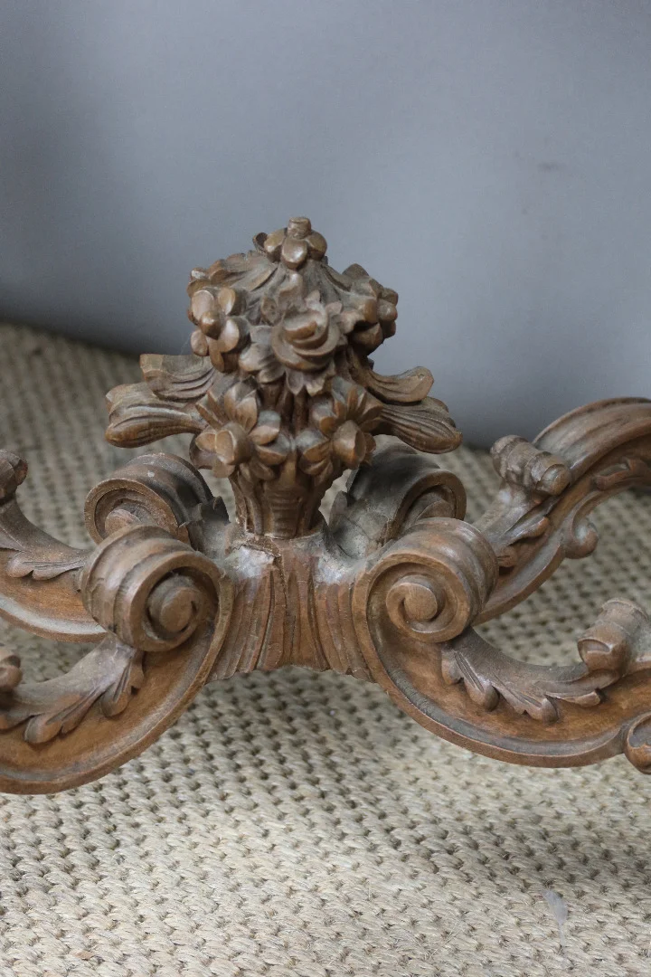 Table en noyer sculpté