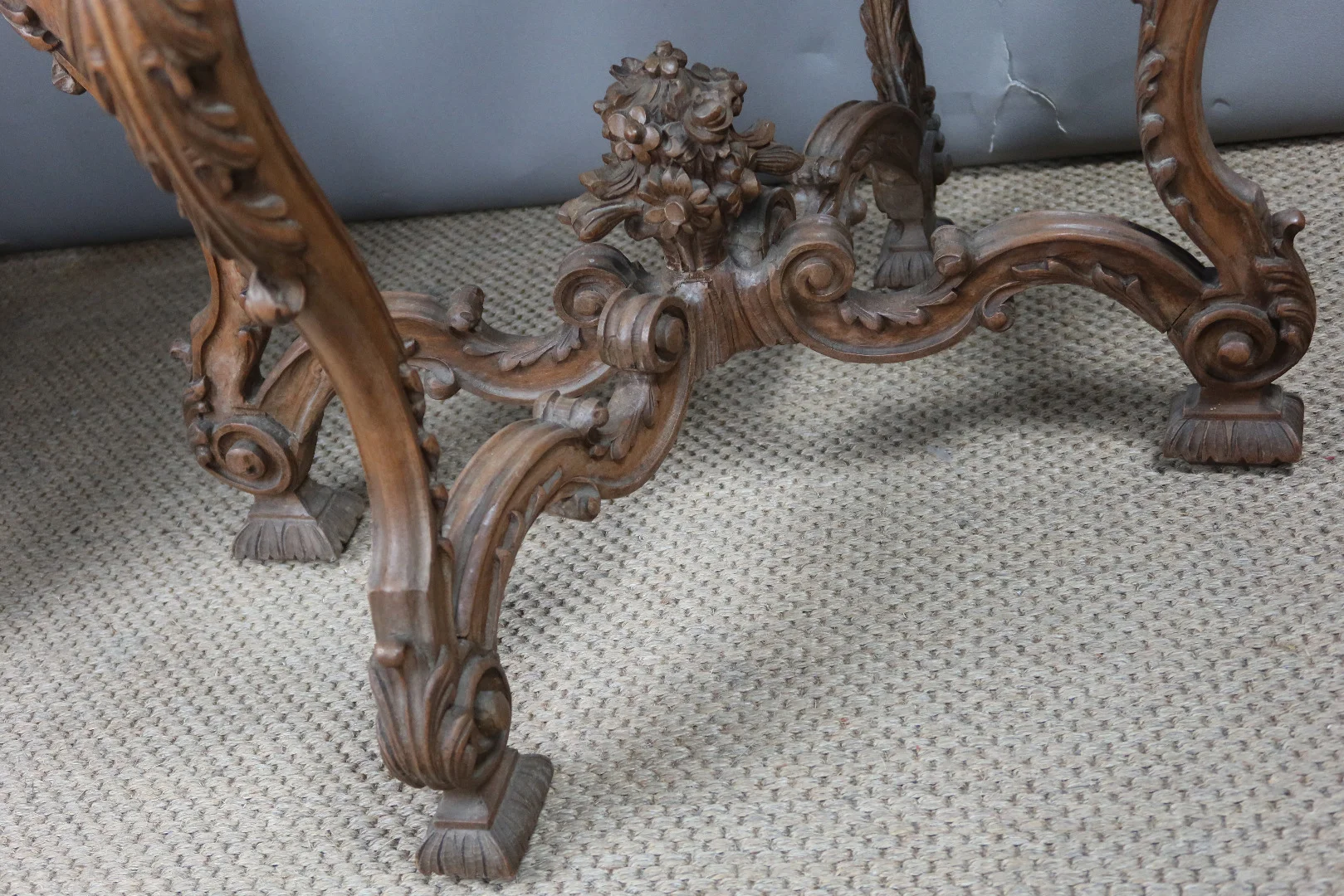 Table en noyer sculpté