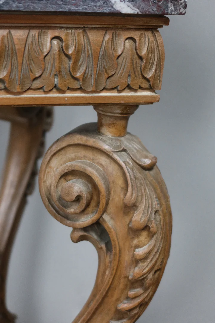 Table en noyer sculpté