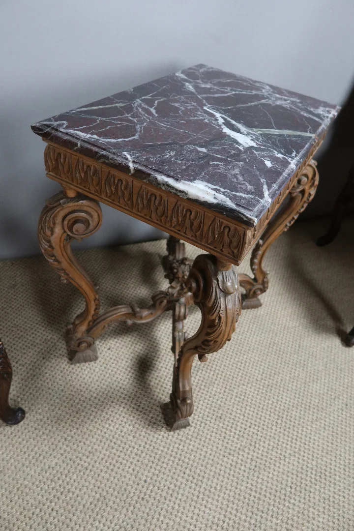 Table en noyer sculpté