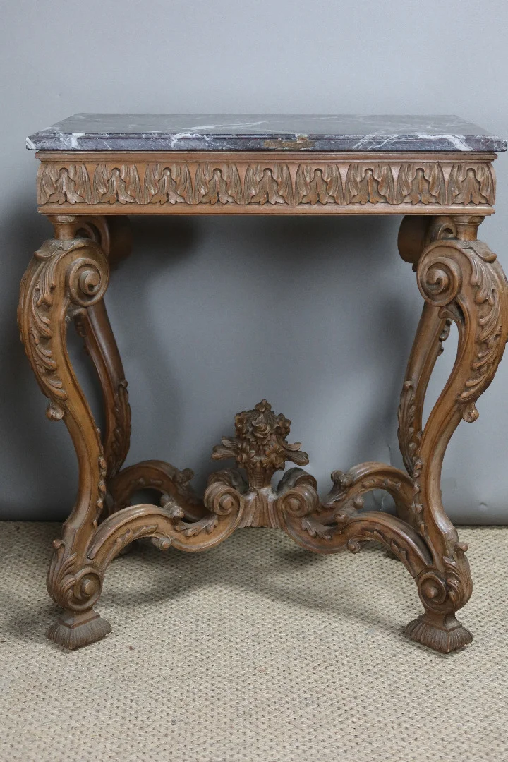 Table en noyer sculpté