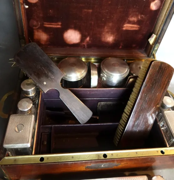 Coffret nécessaire de toilette signé Vedel et Cie