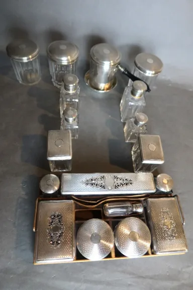 Coffret nécessaire de toilette signé Vedel et Cie